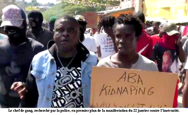 Dans une adresse en direct sur les réseaux sociaux et sur la télévision de l’État haïtien, le chef de l’État, qui ne veut pas perdre la bataille de l’opinion publique, a tenté de charmer la population. Comme dans une campagne électorale, Jovenel Moise continue de promettre au peuple haïtien. Pendant près de deux heures, Jovenel Moise a passé en revue les différents problèmes que confronte la population haïtienne, à savoir l’insécurité, la cherté de la vie, le chômage, le blackout, les problèmes d’infrastructures, la division qui ronge le pays, etc. le chef de l’État a promis de tout résoudre avant la fin de son mandat.  À travers son discours, Jovenel Moise a donné sa vision du phénomène de l’insécurité. Pour lui, ce phénomène est un outil politique utilisé par ses adversaires afin de déstabiliser le pays. Le président croit qu’il y a quelque chose de politique derrière le phénomène du kidnapping. Face à cette situation, le chef de l’État promet la création d’un task force entre les autorités de la Police nationale d’Haïti et celles du gouvernement en vue de trouver la véritable source de l’insécurité. Il dit espérer un véritable mariage entre la police et la population afin de faire faire revenir la paix et la sérénité dans le pays.  Plusieurs points ont été abordés par le président Jovenel Moise, mais son intervention a été centrée sur la date fatidique du 7 février 2021. Le président dit qu’il n’a aucune intention de garder le pouvoir, mais cela doit se faire dans les conditions établies par la Constitution. Sans tenir compte des prescrits de l’article 134-2 de la Constitution amendée de 1987, le chef de l’État a fait un calcul arithmétique à partir de la date de son entrée en fonction pour fixer la fin de son mandat en 2022. D’après lui, cette affaire de 7 février 2021 existe uniquement dans la bouche de ses adversaires, mais le véritable maitre du jeu, c’est le peuple haïtien.  D’un ton ferme, le président haïtien a fait savoir que la Police nationale d’Haïti (PNH), le ministère de la Justice, le ministère de l’Intérieur, et d’autres institutions concernées, ont reçu des instructions formelles en vue de sécuriser les vies et les biens à l’occasion de cette date où ses adversaires politiques compte provoquer le chaos dans le pays. Jusqu’à date, le chef de l’État n’a pas écarté la possibilité de dialoguer avec l’opposition en vue de trouver une entente afin de mettre le pays sur la route du développement. Mais en ce qui concerne l’organisation des élections et le changement de la Constitution, le président n’en démord pas. Il compte avancer envers et contre tous.  Pas d’accord possible pour l’organisation des élections, le referendum constitutionnel, ni pour les reformes entamées par son gouvernement au niveau éducatif, sanitaire, économique et politique. « La bataille pour le changement du pays est une lutte acharnée », confie le président de la République qui ne cesse de rappeler qu’il est à la commande, et que c’est à lui d’assurer l’harmonisation et la bonne marche du pays. Selon ses confidences, le chef de l’État ne pensait pas qu’il allait avoir autant de difficultés en touchant certains dossiers. Mais en dépit de la détérioration du climat politique et les persécutions de ses adversaires, le chef de l’État pense pouvoir avancer et répondre aux grands défis avant même son départ.  Evens REGIS